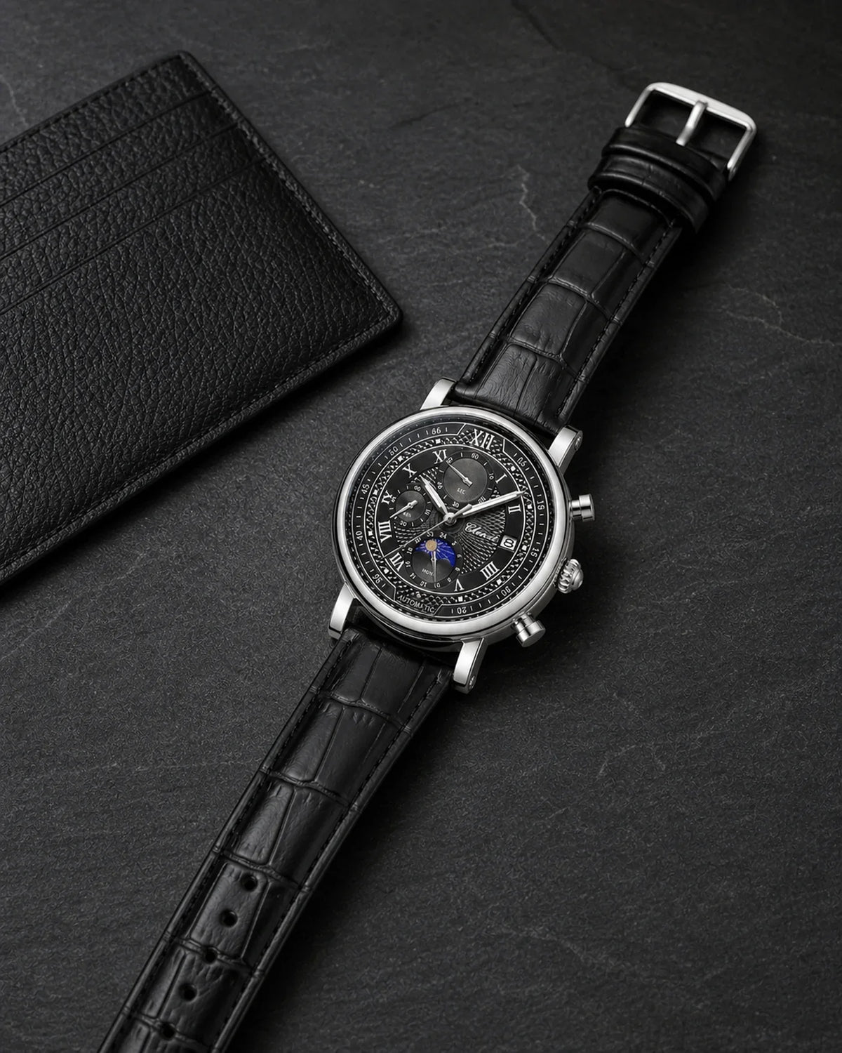 Relógio Aurelius Silver Black ambientado sobre superfície escura