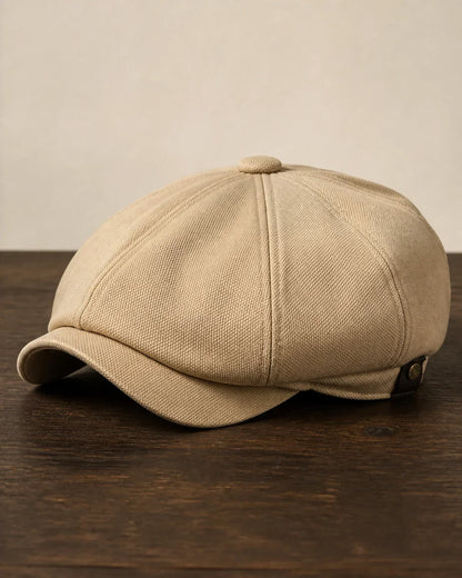 Boina Italiana Masculina Poliéster Bege – Casual Premium em foto hero sobre mesa de madeira escura