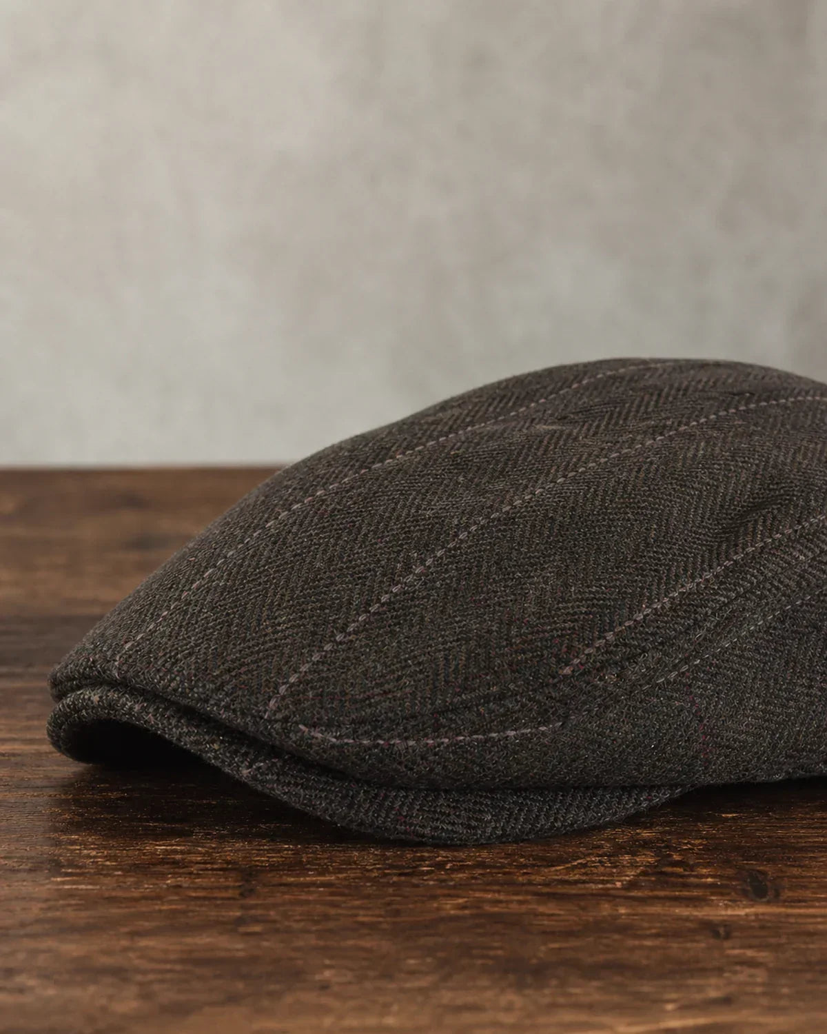 Boina Masculina Inglesa Algodão Brown detalhe da textura do algodão e costura