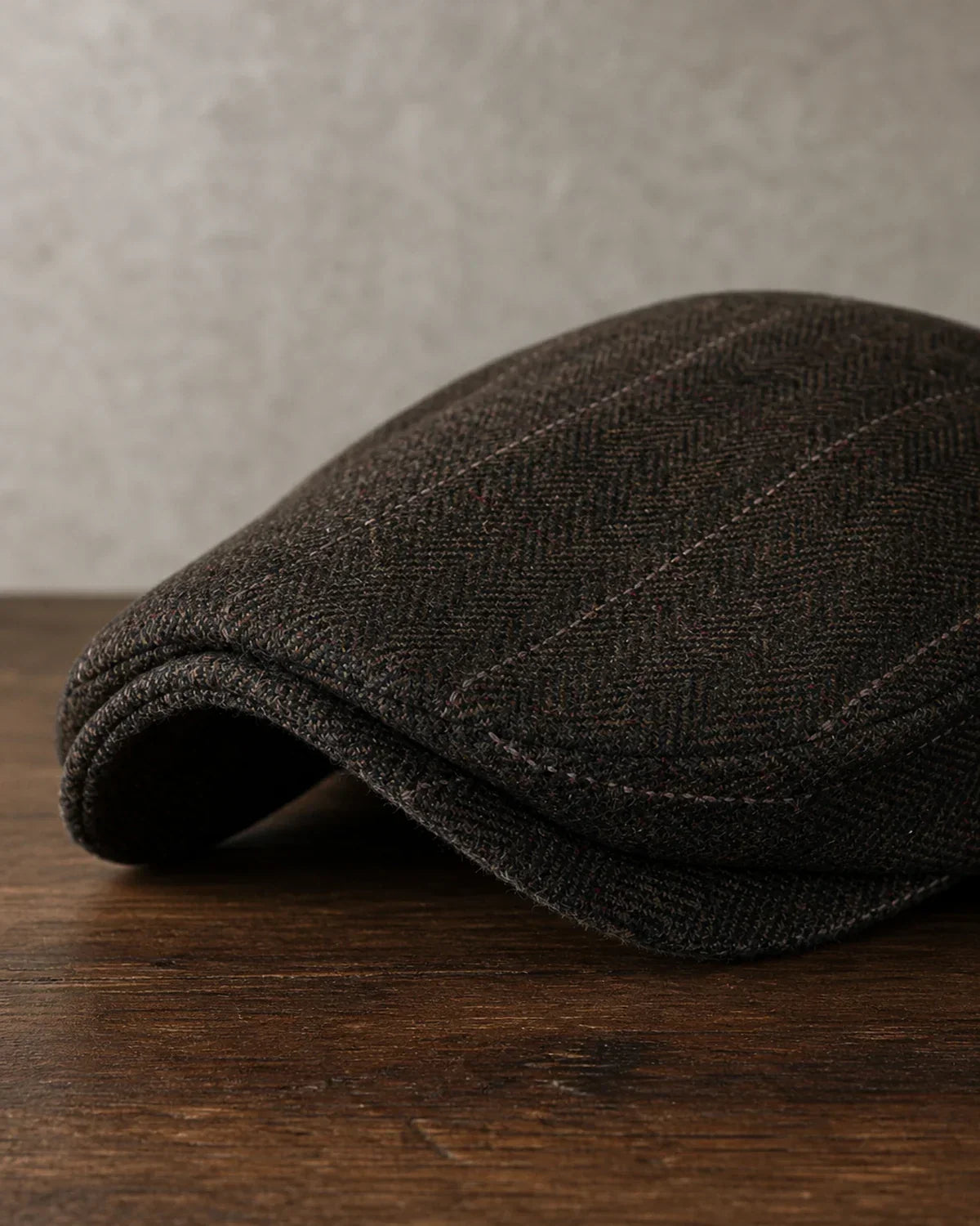 Boina Masculina Inglesa Algodão Brown detalhe da aba e acabamento estilo inglês