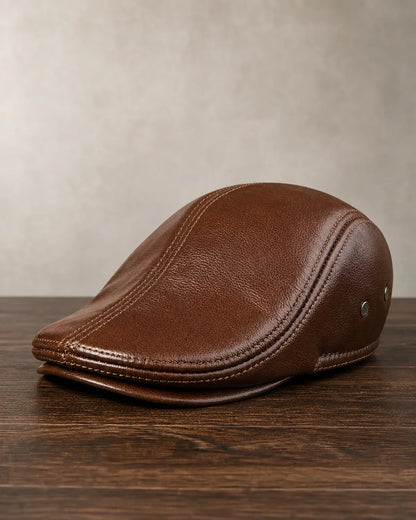 Boina Masculina Inglesa de Couro Dorian Brown sobre mesa de madeira escura